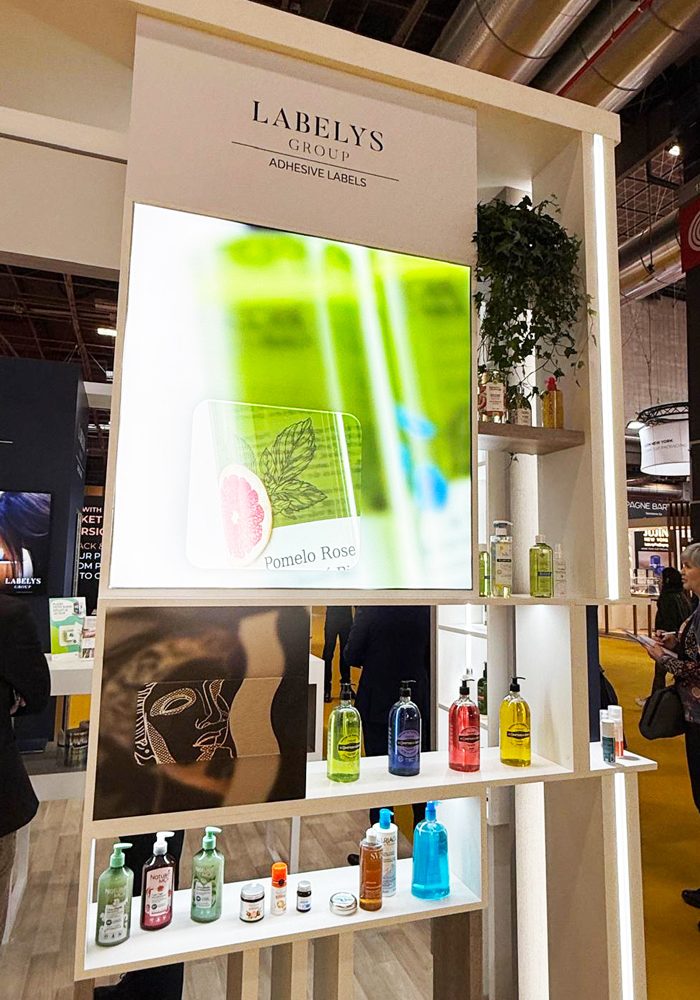 4_LABELYS-STAND-2025